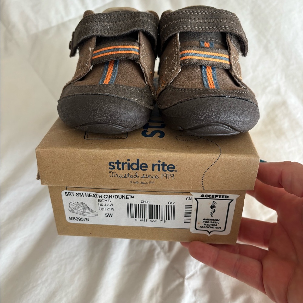 Stride Rite  boys size 5 W  shoes